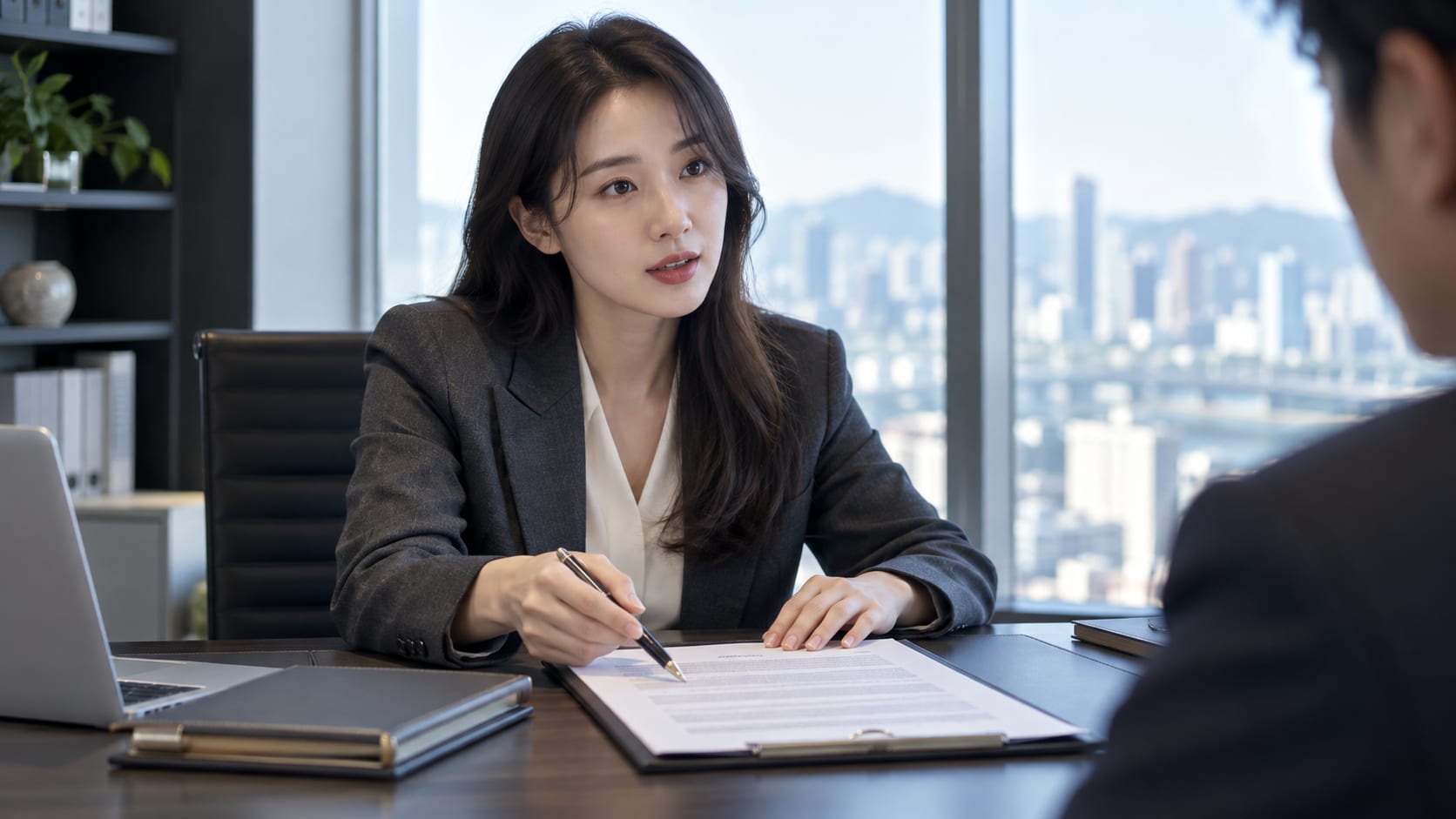 계약서에서 후기 조건 유무를 확인하는 상담 장면