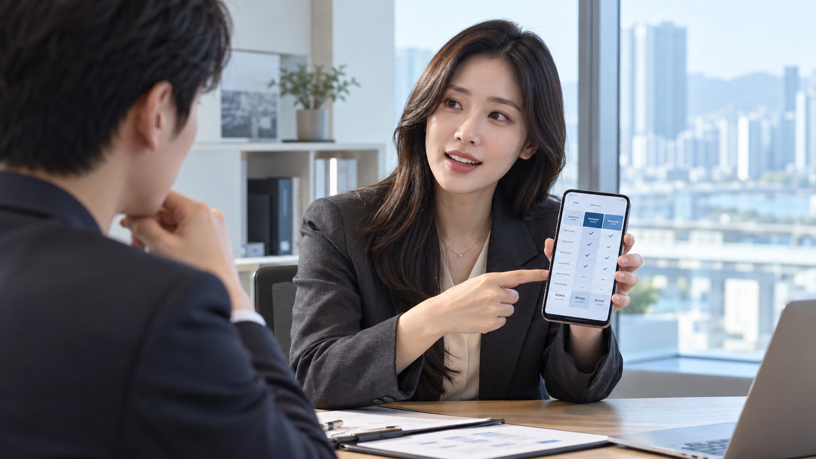 고객에게 비교표를 문자로 안내하는 상담 장면